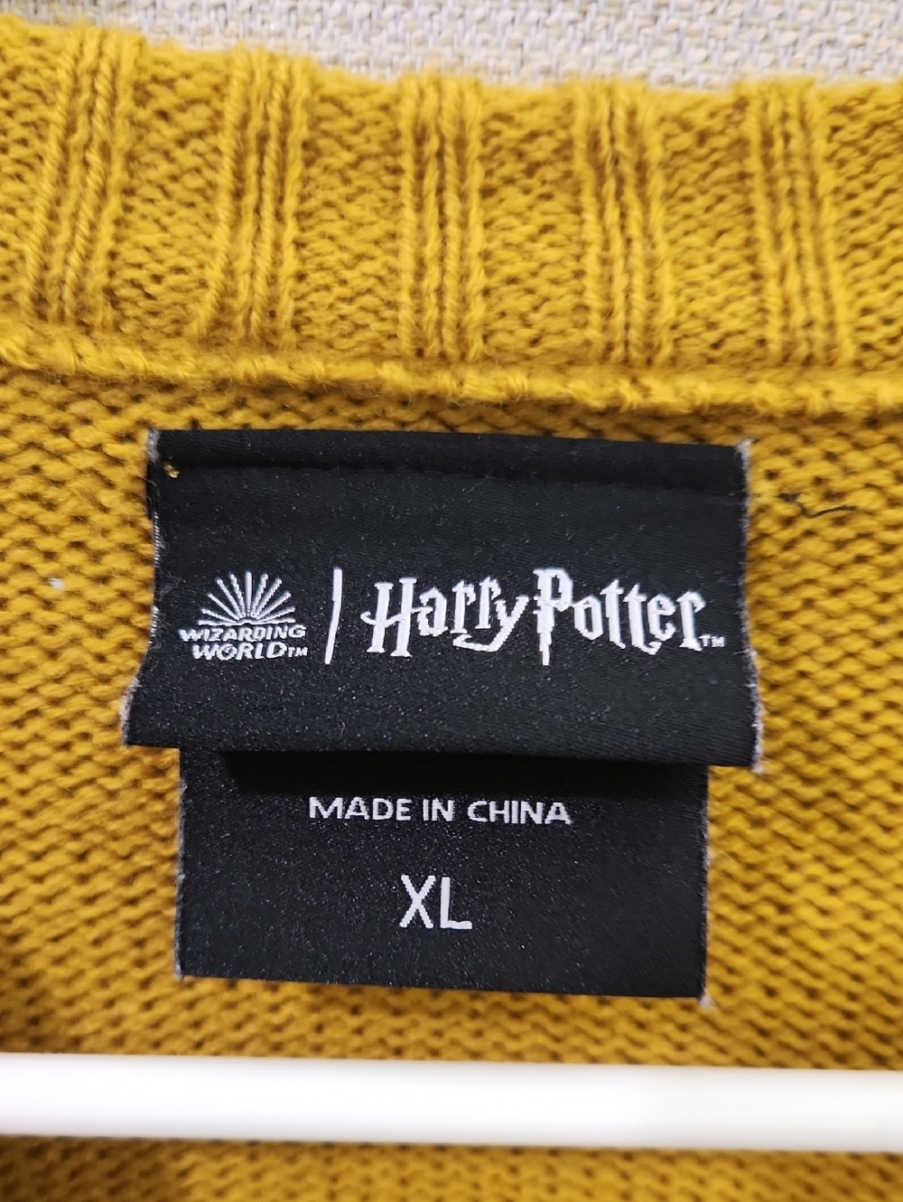 Wizarding World Harry Potter Hufflepuff Sweater Size XL - Picture 6 of 13